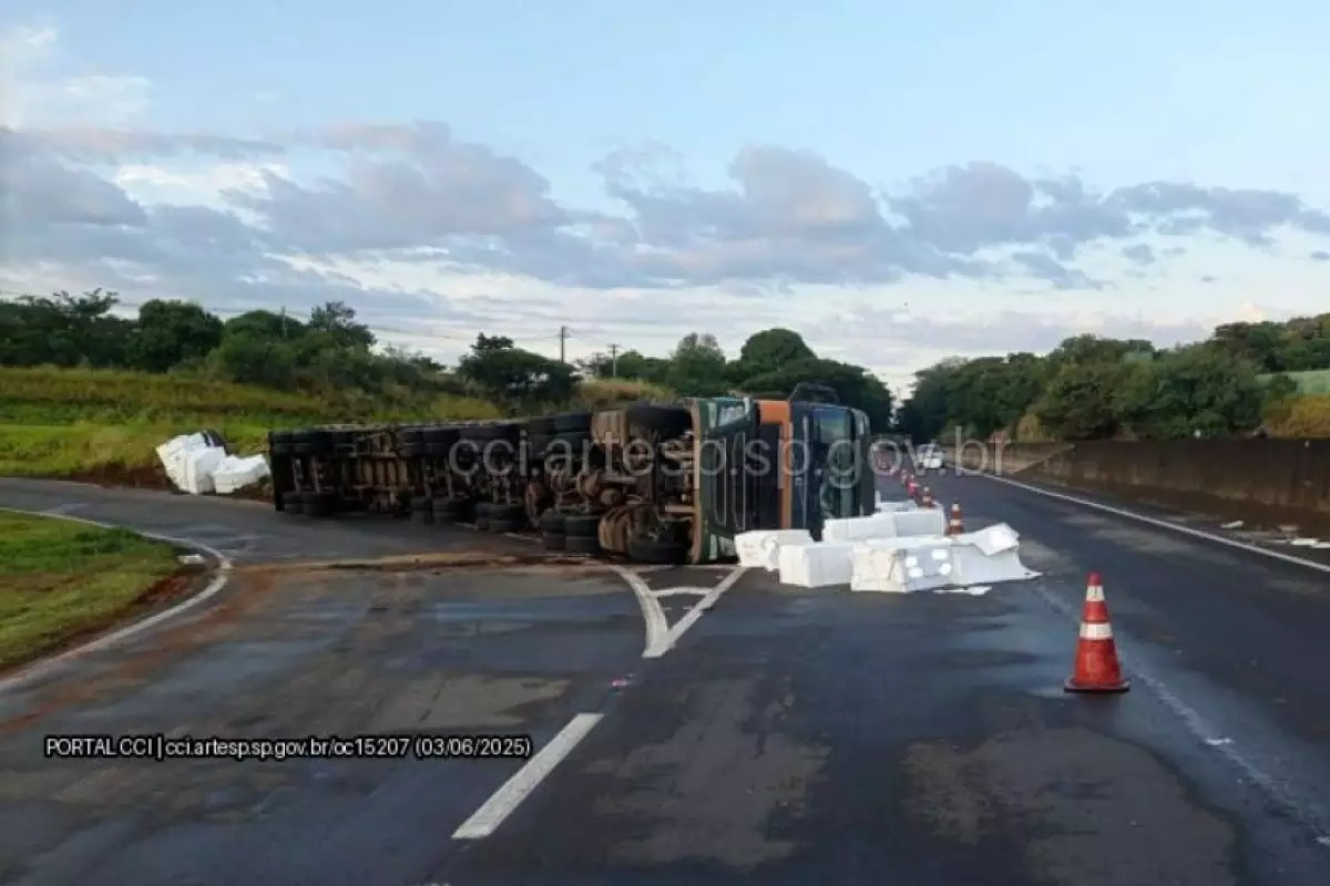 Caminhão tomba em acesso à SP-463 em Araçatuba e interdita faixa