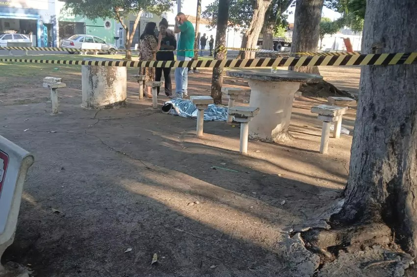 Homem é encontrado morto em praça no bairro Jussara