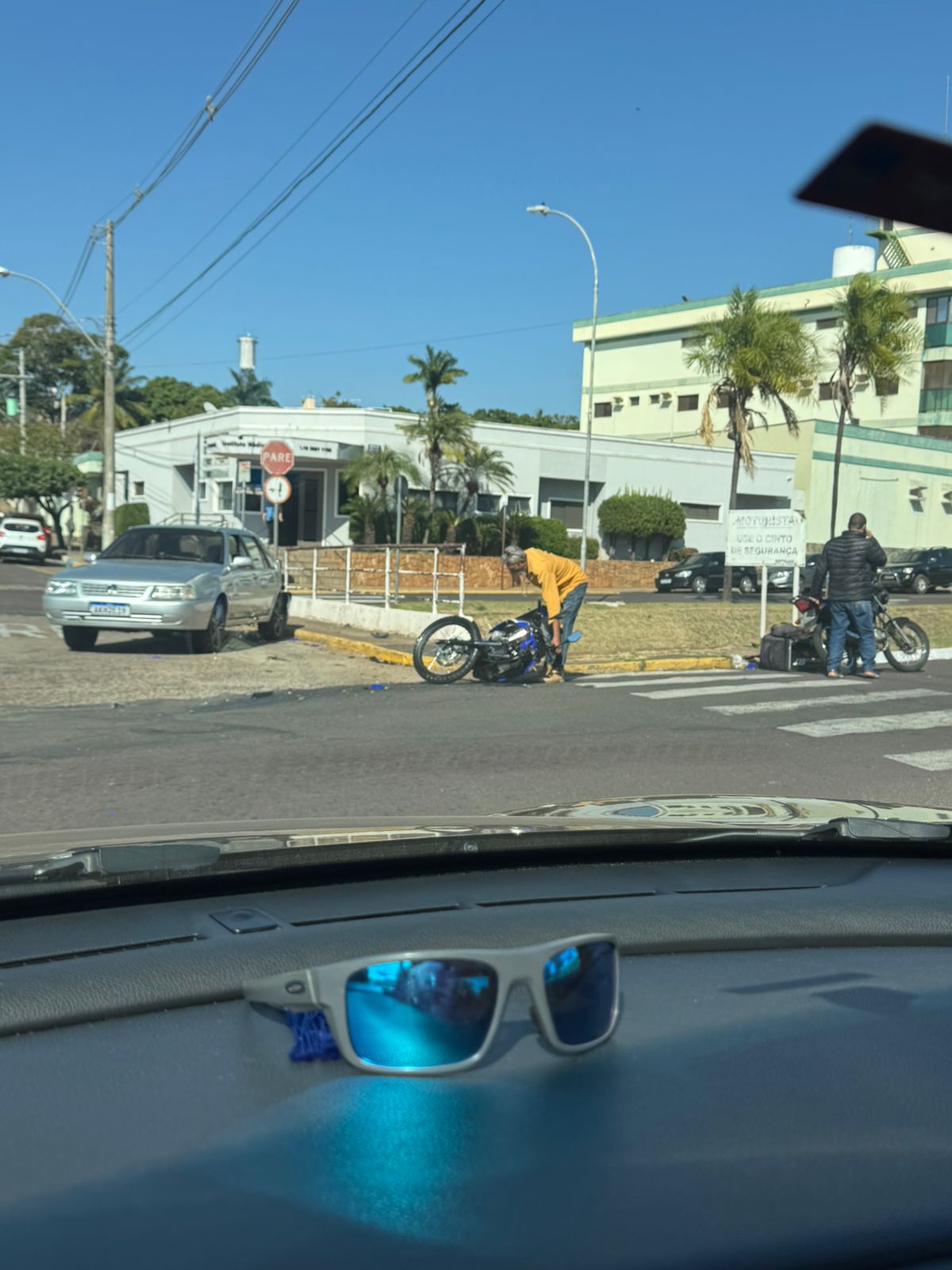 Motociclista sem CNH fica ferido em acidente no centro de Birigui