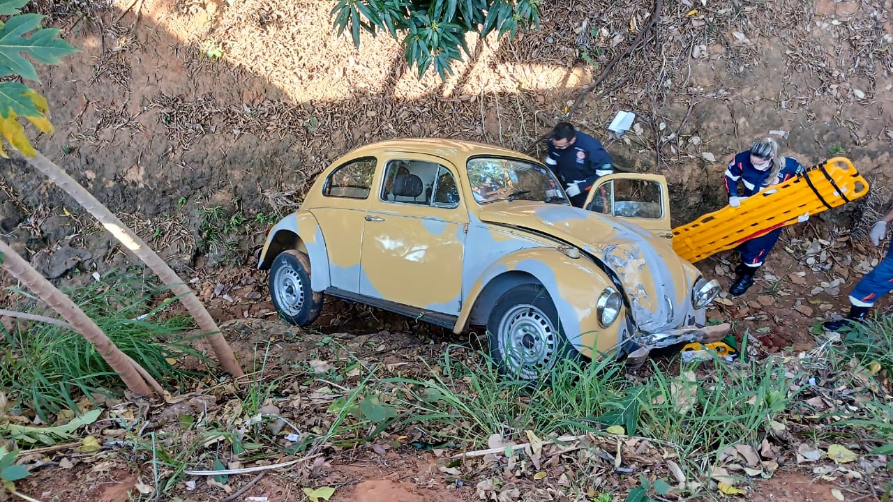 Condutora fica ferida após carro cair em córrego de Araçatuba
