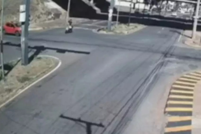 Motociclista é lançado no asfalto após colisão com carro