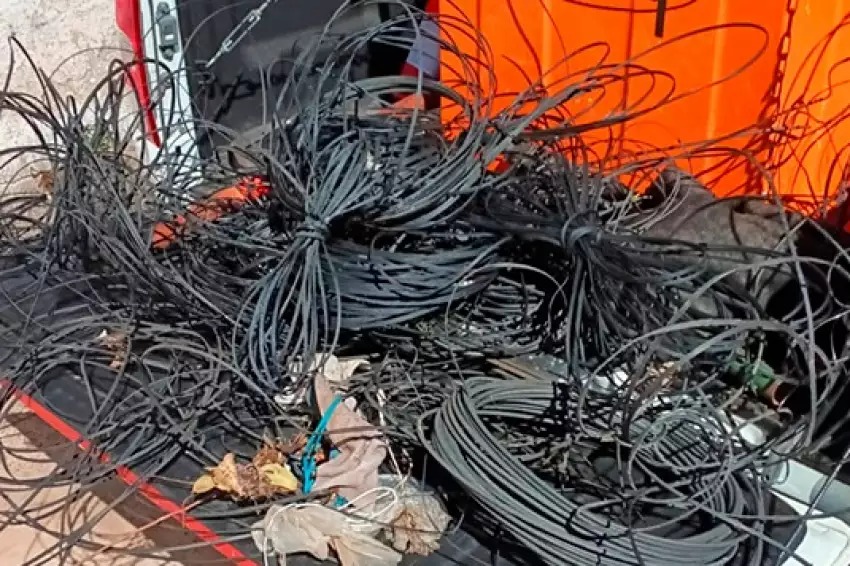 Fios soltos são retirados em operação para evitar acidentes