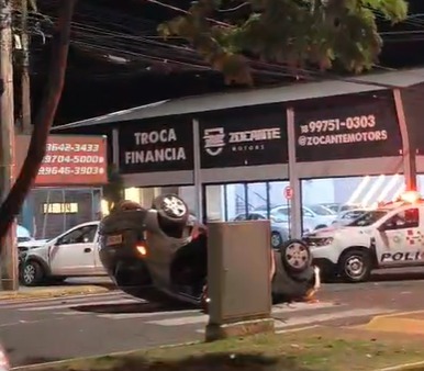 Carro capota após cruzar sinal vermelho e atingir outro veículo