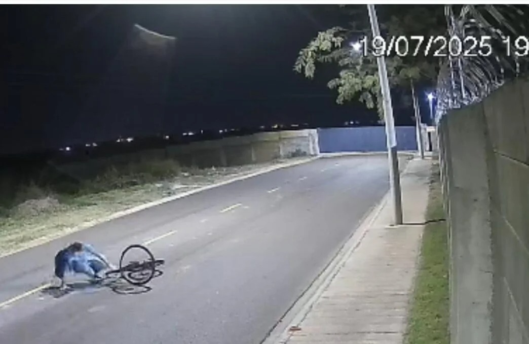 Mulher é perseguida por ciclista e escapa após queda dele em Araçatuba