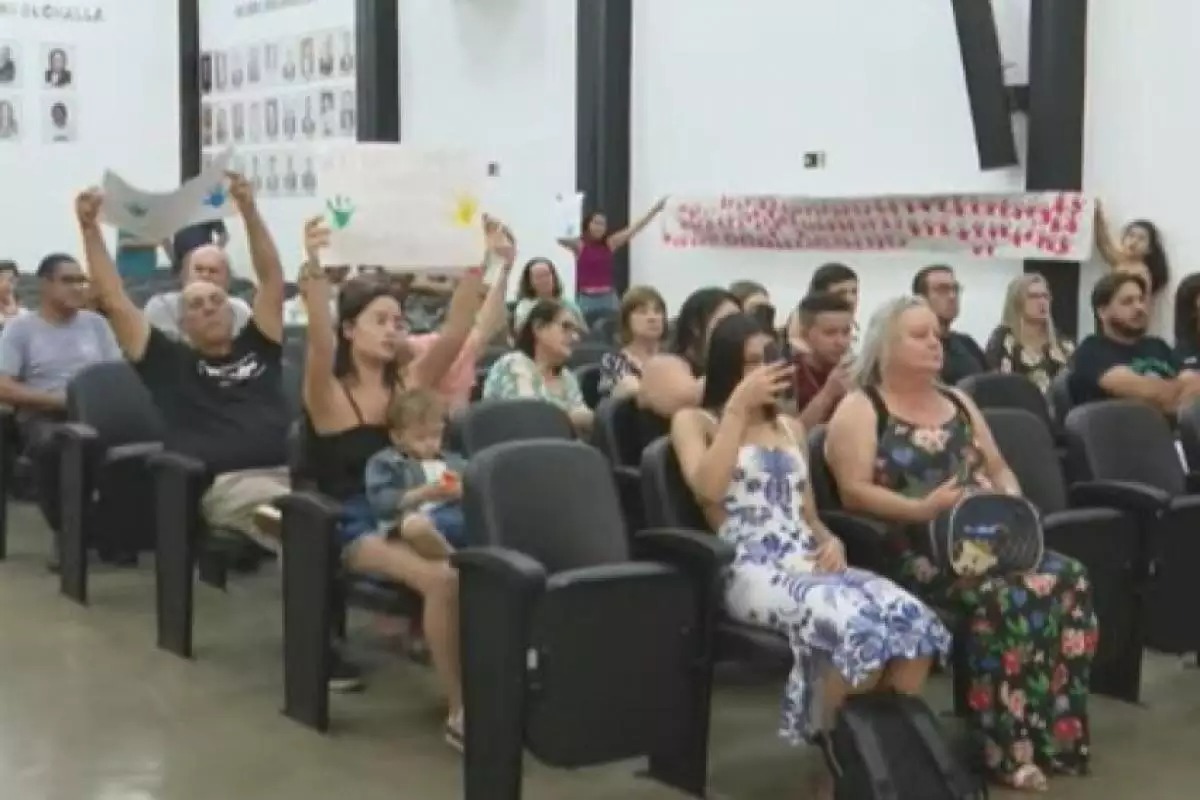 Birigui: Câmara tem protestos contra fechamento da Creche Rotary
