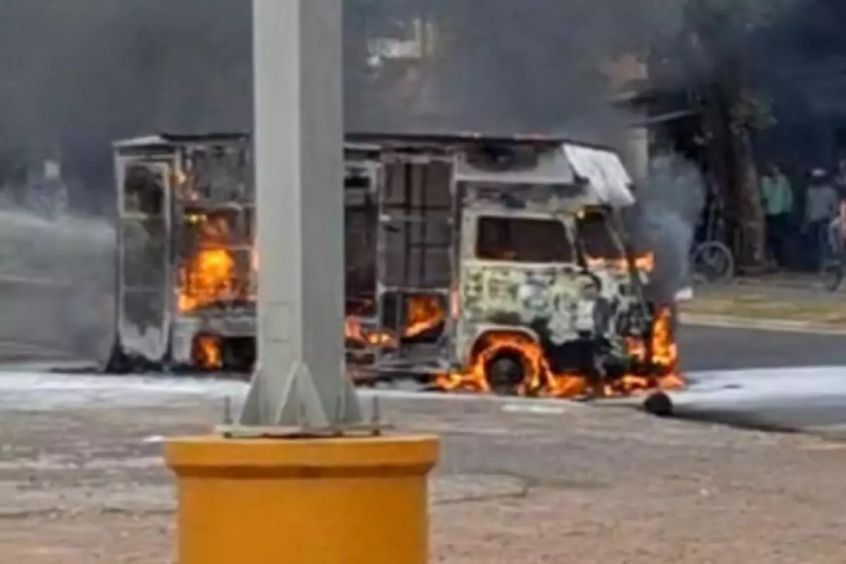 Kombi é consumida por incêndio logo após abastecimento