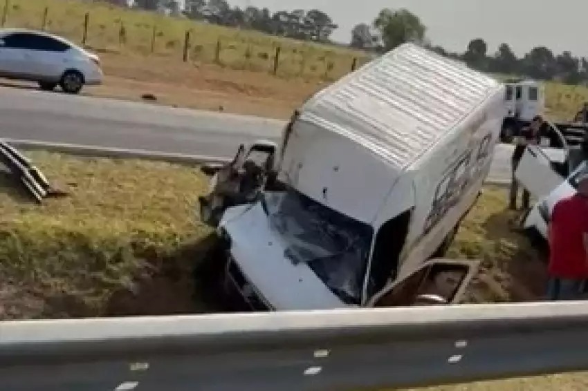Van de bicicletaria de Birigui colide com caminhão na Rondon