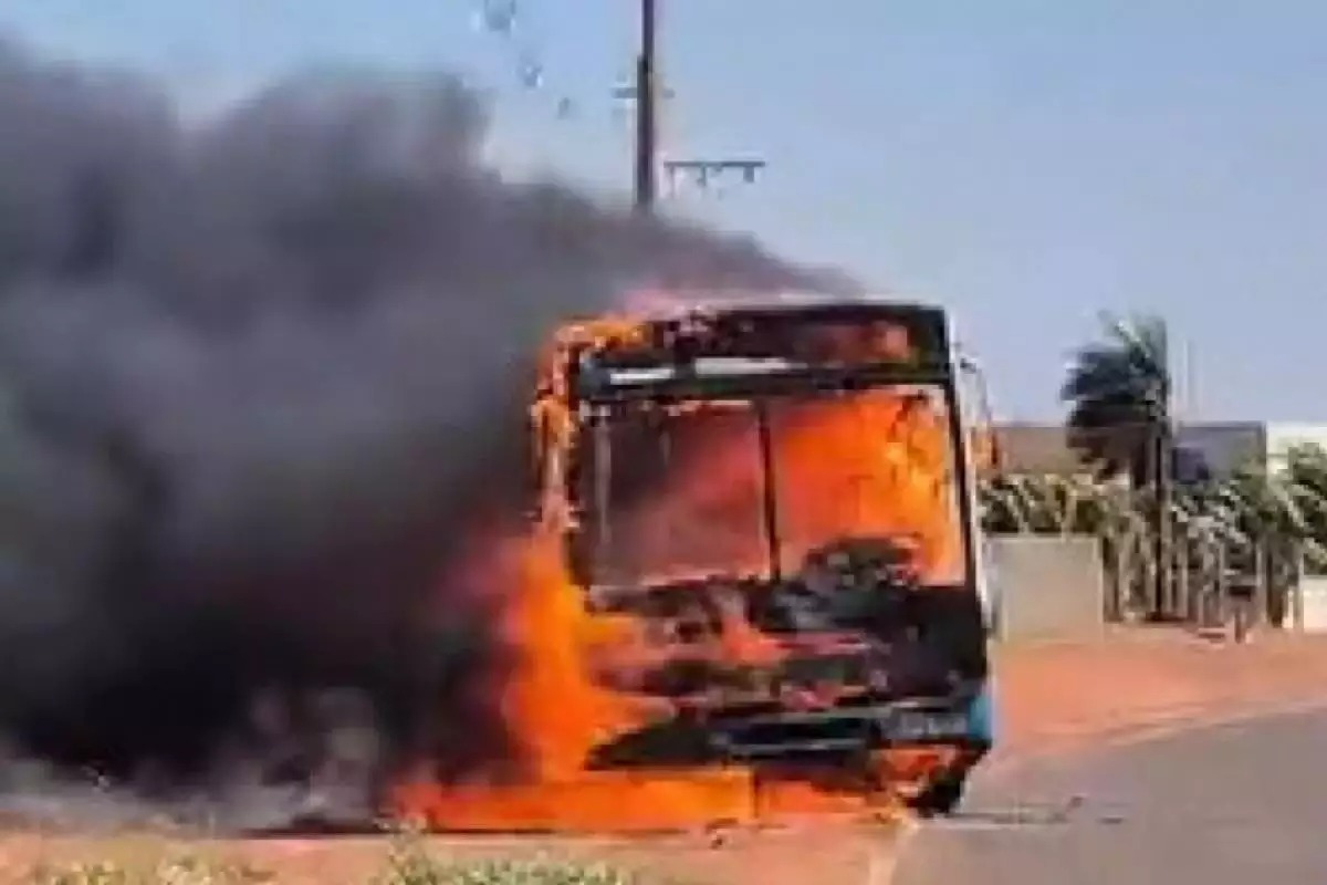 Vereador cobra explicações sobre incêndio em ônibus da Prefeitura