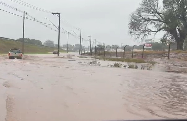 Chuva intensa provoca alagamento e interdição em Birigui
