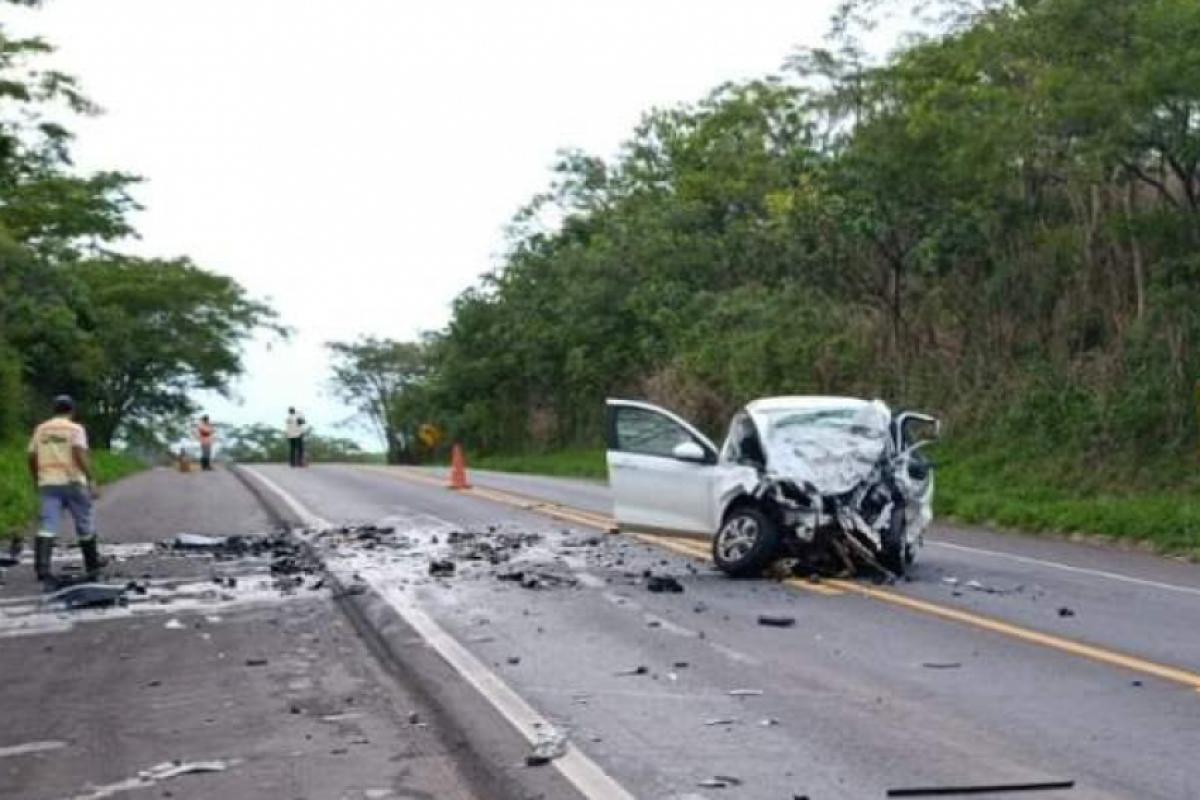 Colisão frontal na SP-425 mata motorista e deixa outro ferido