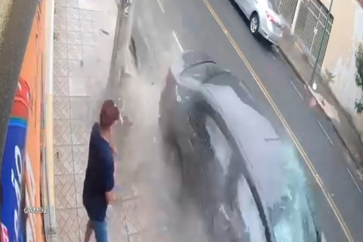 Condutora de Corolla se apresenta após acidente na Rua Tupi