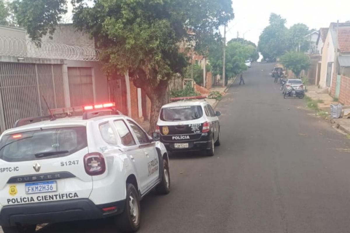 Casal é preso após homem ser achado morto em terreno de Birigui