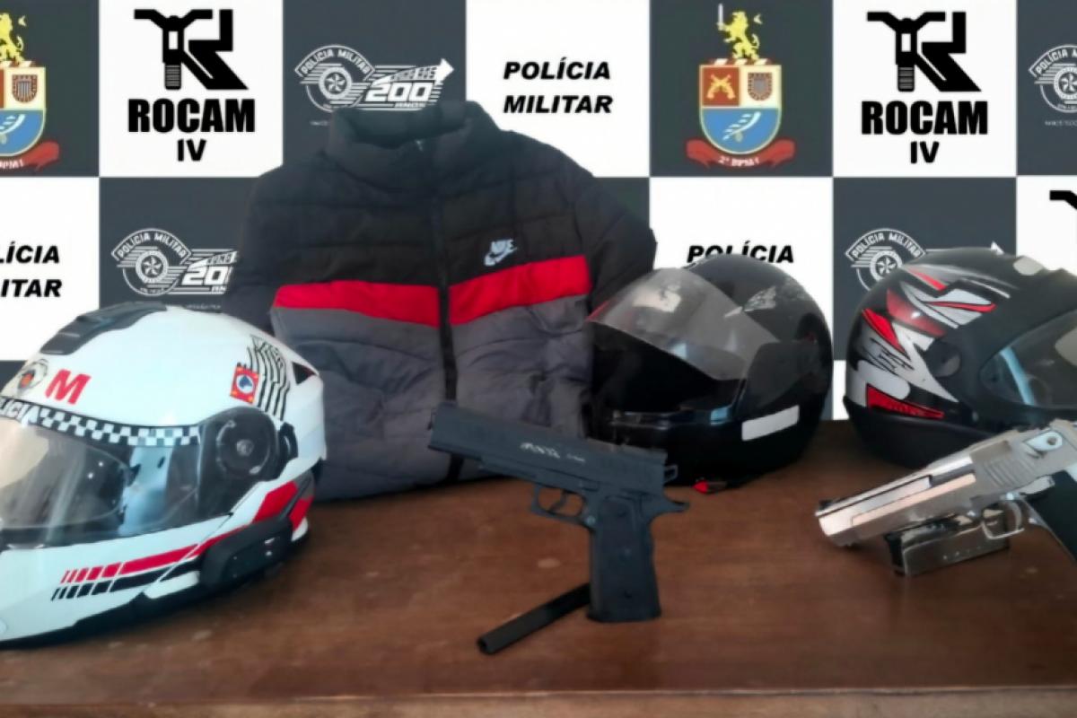 PM encontra réplicas de armas e moto após suspeita de roubo em Pizzaria em Birigui