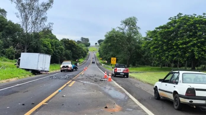 Batida frontal na SP-294 mata motorista e deixa dois feridos