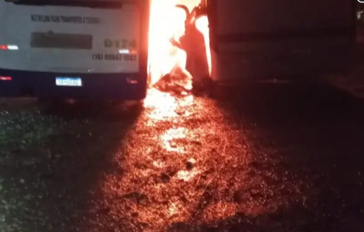 Incêndio destrói ônibus e Polícia apura crime em Icém