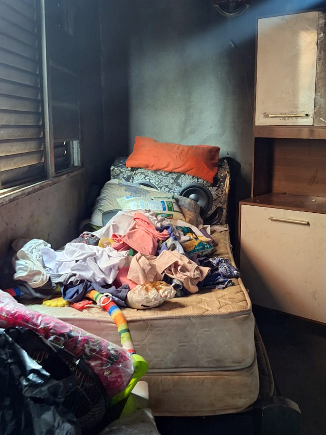 Jovem é suspeito de incendiar casa com mulher e crianças dentro