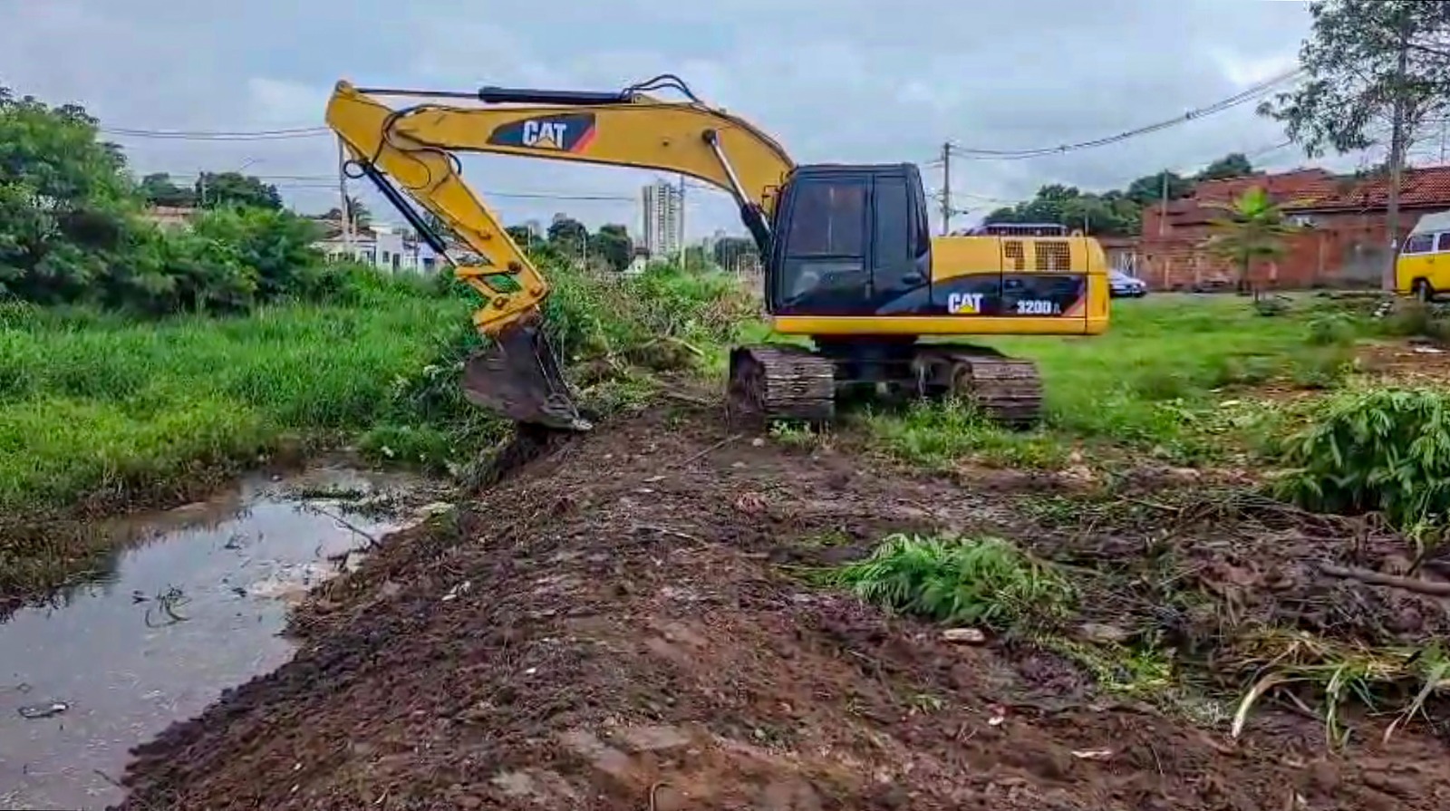Araçatuba: Ação no canal reforça drenagem na Paranapanema