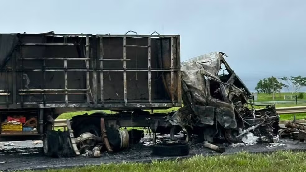Caminhão explode após colisão e interdita SP-320
