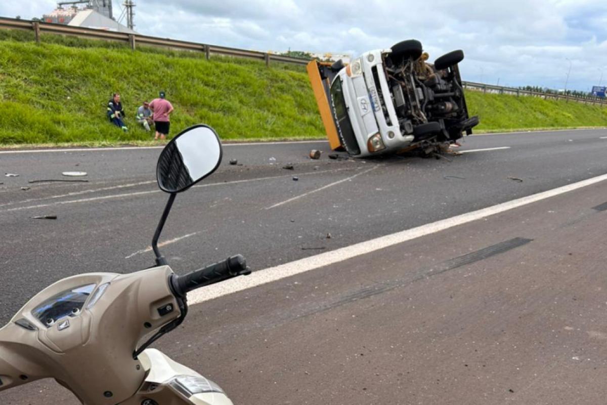 Caminhão tomba na Rondon e bloqueia duas faixas entre Birigui e Coroados