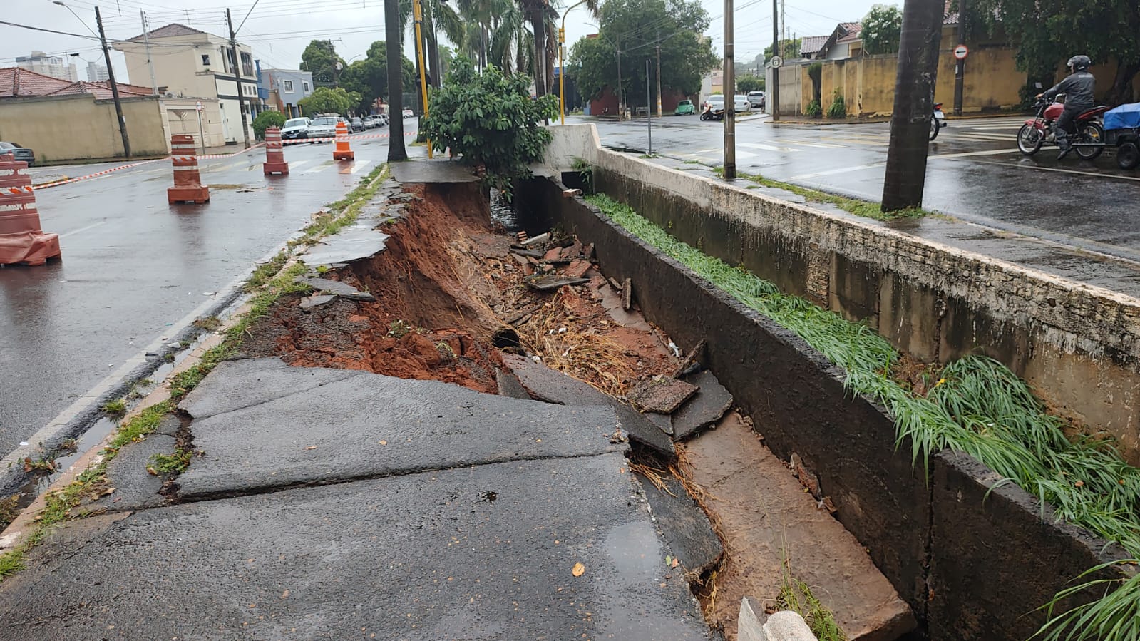 Chuva provoca desmoronamento em canal de avenida em Araçatuba