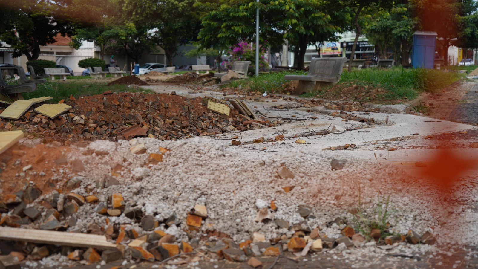 Atrasos em obras de praças em Araçatuba geram notificações e cobrança por fiscalização