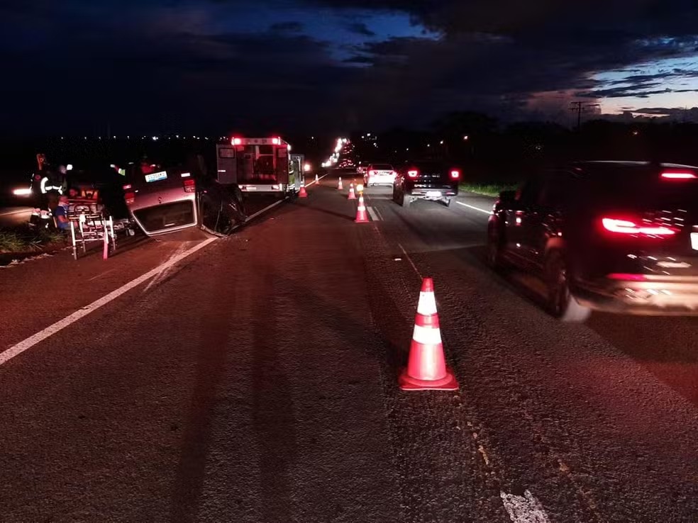 Carro capota na BR-153 e provoca lentidão no trânsito em Bady Bassitt