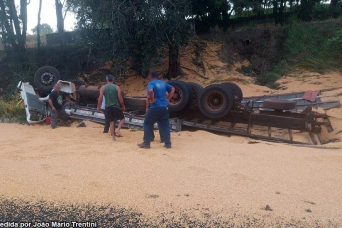 Tombamento de caminhão mata três moradores de Piacatu