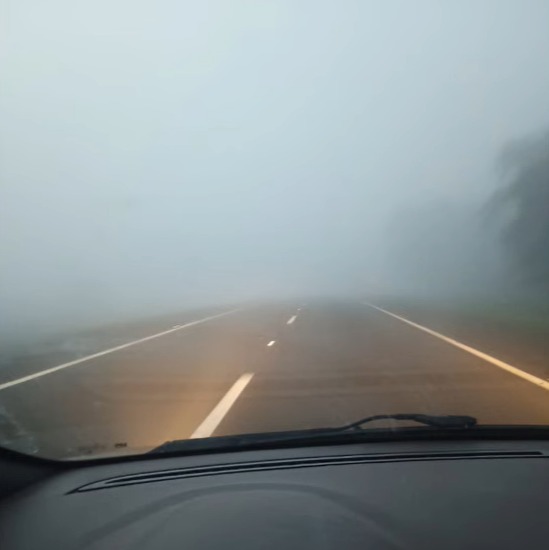Neblina intensa encobre Birigui e reduz visibilidade