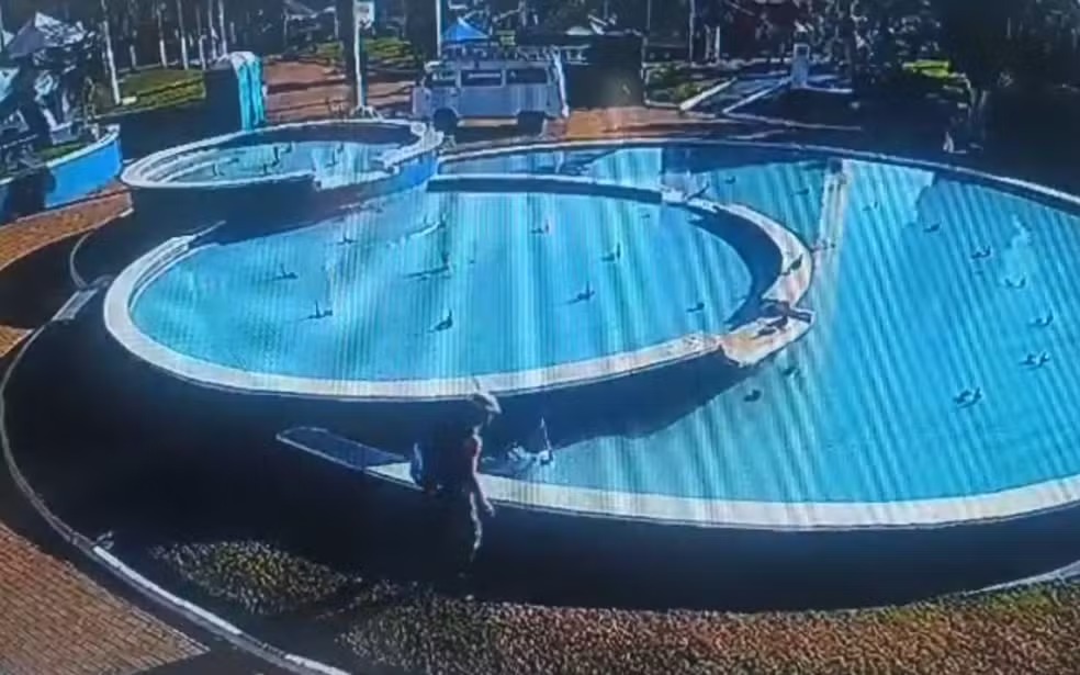 Homem é detido após lançar filhote em fonte de praça  