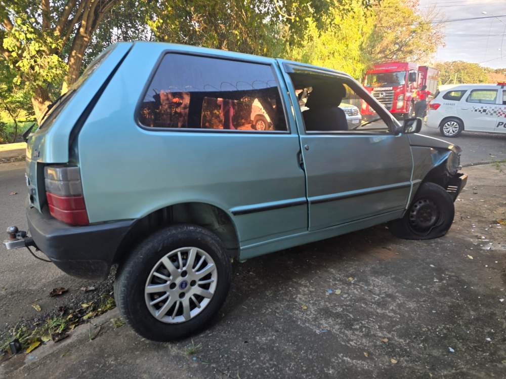 Motorista tomba carro ao tentar pegar saco de pães em Birigui