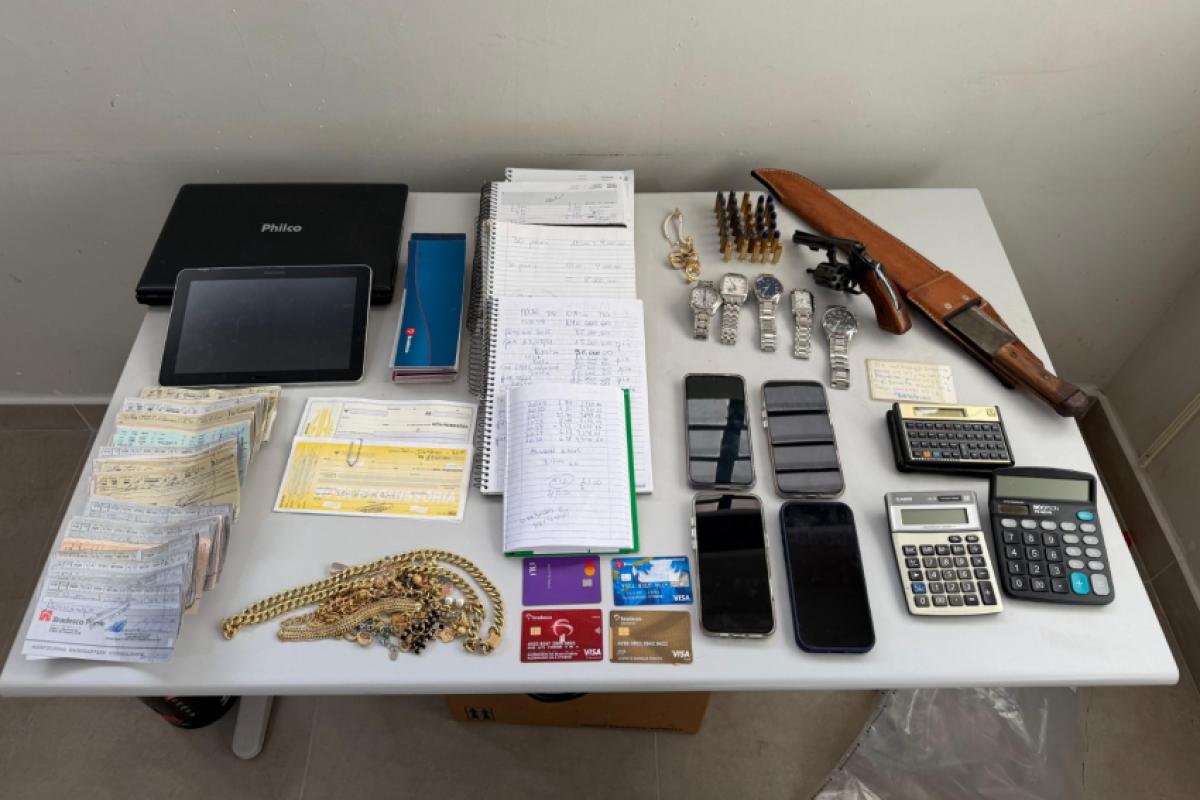 Operação contra agiotagem apreende armas, dinheiro e 450 cheques