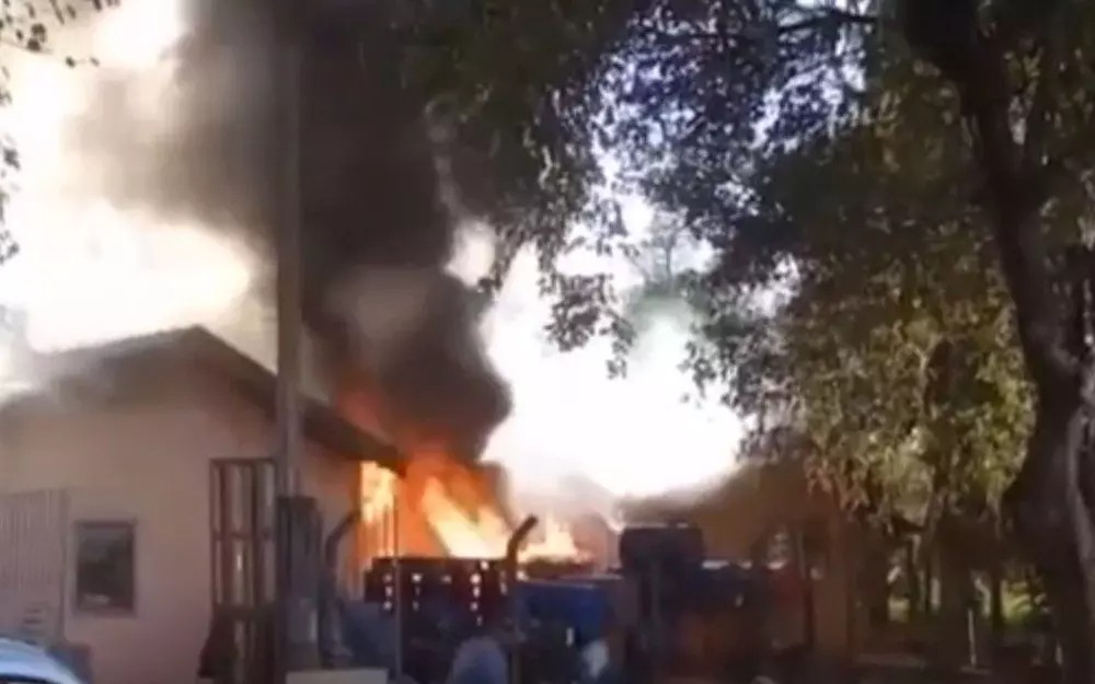 Incêndio em depósito mobiliza bombeiros às margens da SP-463