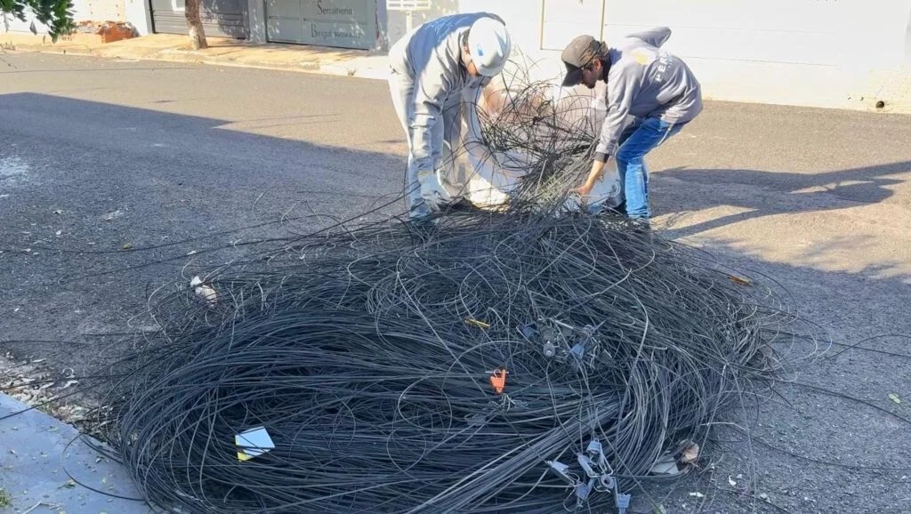 FIO SOLTOS:  Operação retira 1 tonelada de fios irregulares em Birigui