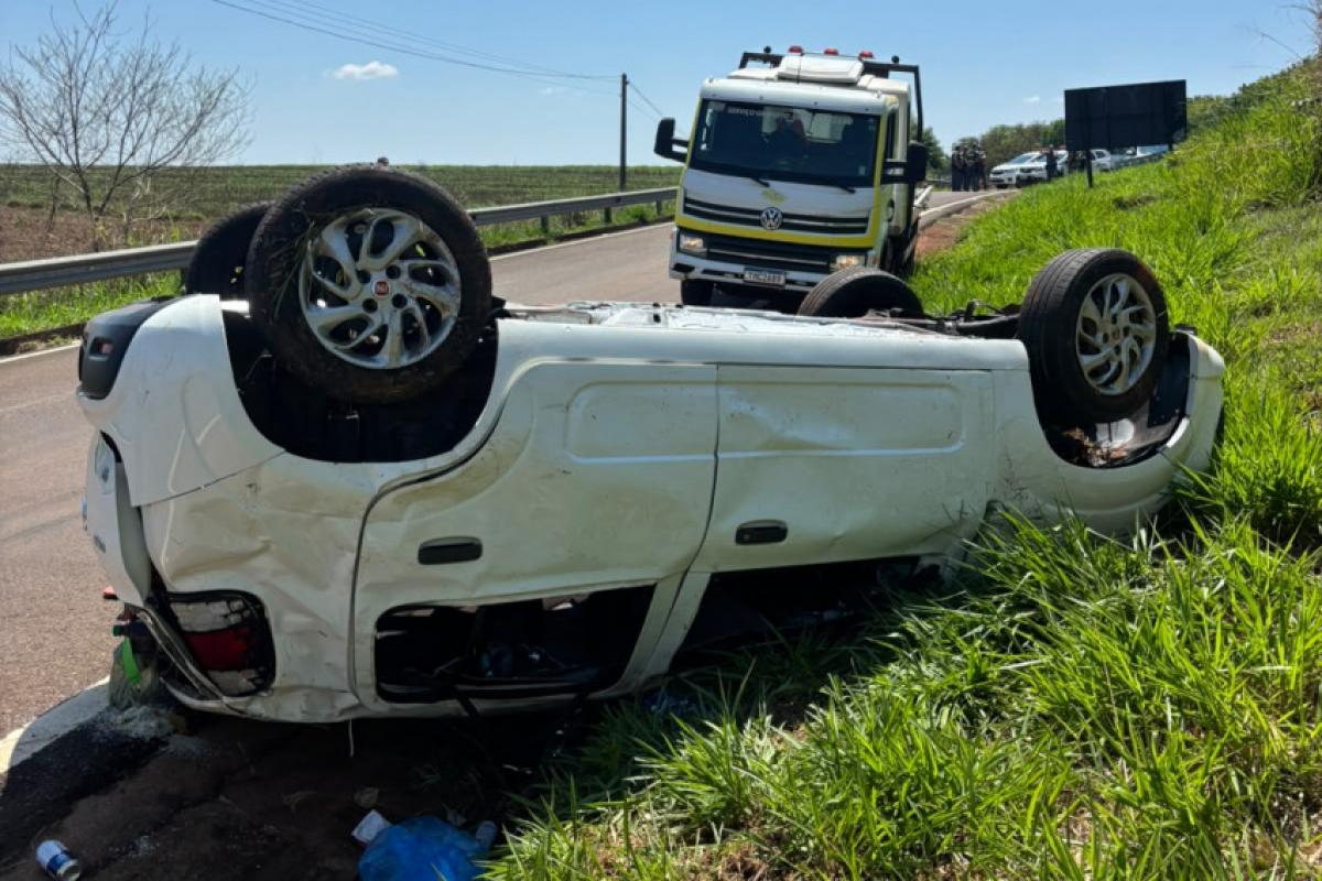 Homem morre e quatro pessoas ficam feridas após carro capotar em Buritama