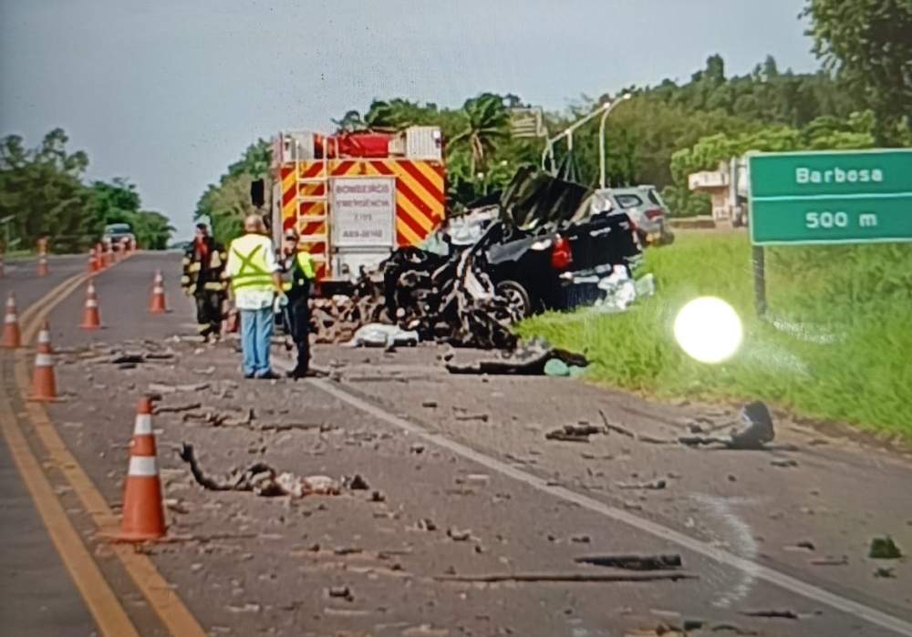 Motorista morre após caminhonete bater de frente com carreta em Barbosa